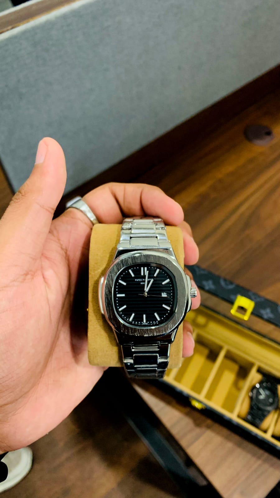 Patek Philippe Genève Men’s Silver Watch – “PATEK PHILIPPE GENÈVE” Classic Design
